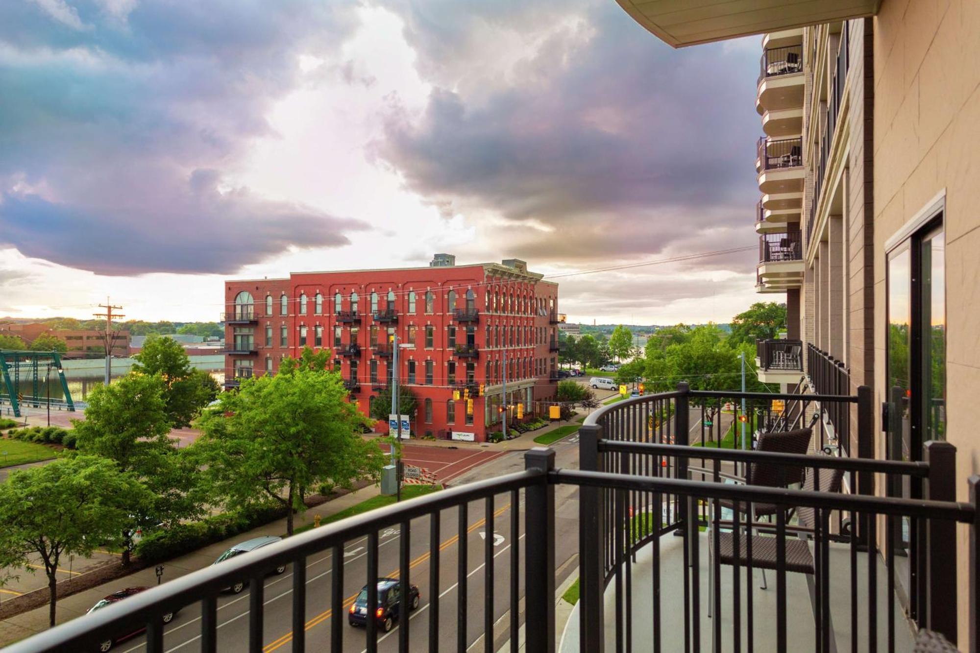 Embassy Suites By Hilton Grand Rapids Downtown Exterior foto